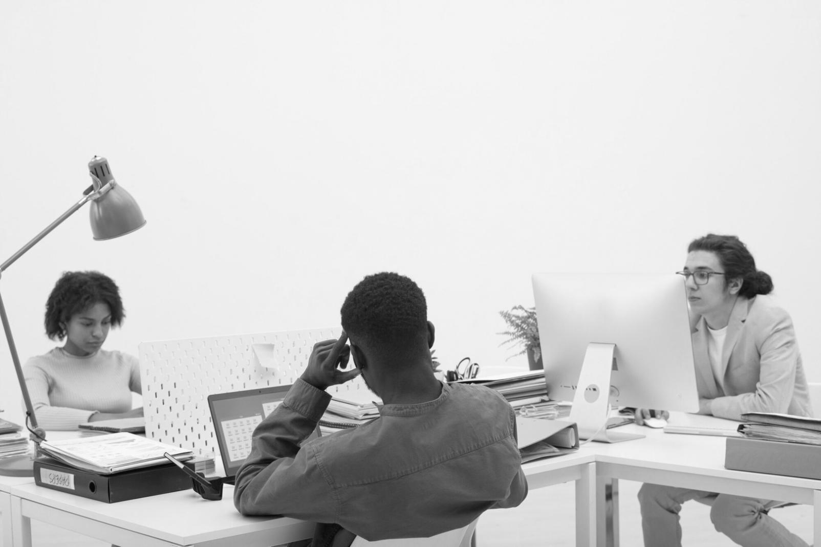 Salle de formation avec participants travaillant sur des analyses budgétaires